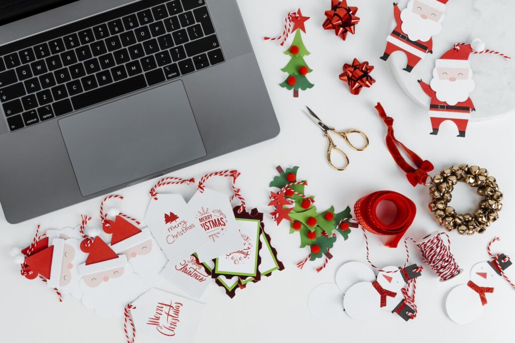 Designed by Freepik Laptop and Christmas gift tags