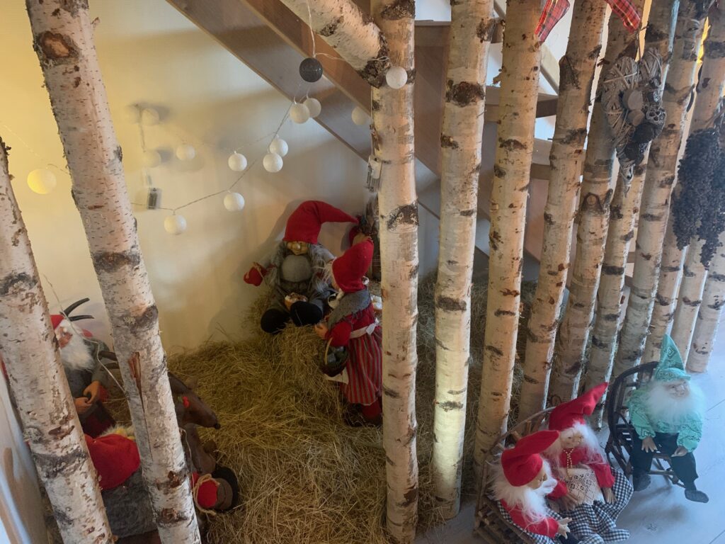 Her er hulrummet undertrappen udnyttet til et hyggeligt nissebo med halm i stuen. By KOMPANG.